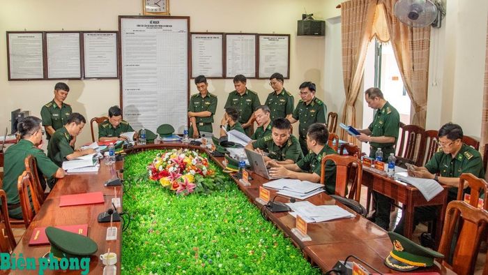 Đoàn công tác kiểm tra hệ thống hồ sơ, sổ sách của đơn vị. Ảnh: Lê Văn Chương