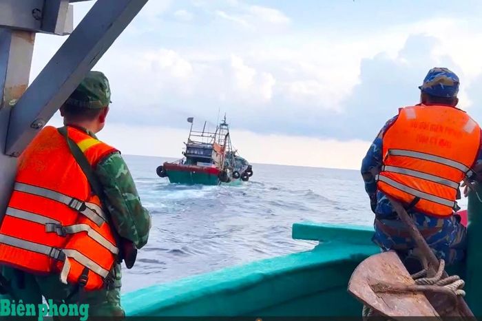 Tổ công tác Hải đội Biên phòng 1 tuần tra, phát hiện tàu cá có dấu hiệu vi phạm pháp luật. Ảnh: Hoàng Tá