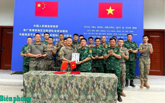 Trưởng đoàn Đồn Biên phòng cửa khẩu quốc tế Trà Lĩnh và Trạm Hội ngộ hội đàm Bộ đội Biên phòng Địa khu Tịnh Tây ký và trao biên bản ghi nhớ buổi tuần tra song phương. Ảnh: Huy Dương