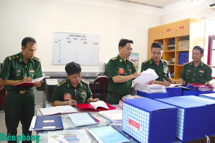 Kiểm tra hồ sơ, sổ sách ngành Tham mưu. Ảnh: Lê Khoa