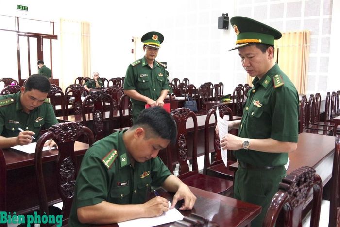 Kiểm tra nhận thức chung ngành Chính trị. Ảnh: Lê Khoa