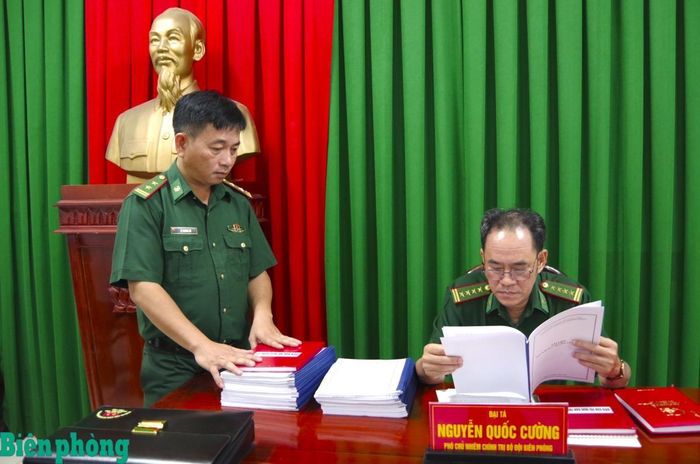 Đại tá Nguyễn Quốc Cường, Phó Chủ nhiệm Chính trị Bộ đội Biên phòng kiểm tra hồ sơ, sổ sách hoạt động công tác Đảng, công tác chính trị. Ảnh: Lê Khoa