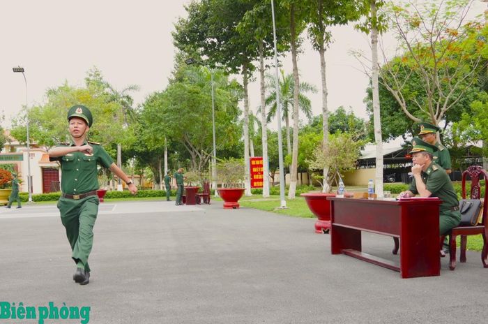 Kiểm tra thực hành điều lệnh đội ngũ. Ảnh: Lê Khoa