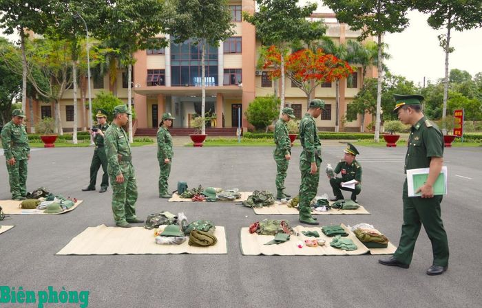 Kiểm tra quân tư trang. Ảnh: Lê Khoa