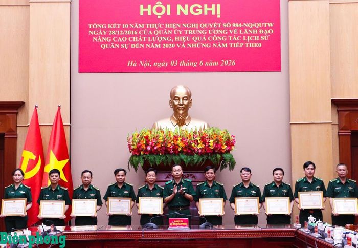 Thiếu tướng Hoàng Hữu Chiến, Phó Tư lệnh, Tham mưu trưởng Bộ đội Biên phòng trao Bằng khen của Bộ Tư lệnh Bộ đội Biên phòng tặng các cá nhân có thành tích tiêu biểu trong 10 năm thực hiện Nghị quyết số 984. Ảnh: Dân Chủ