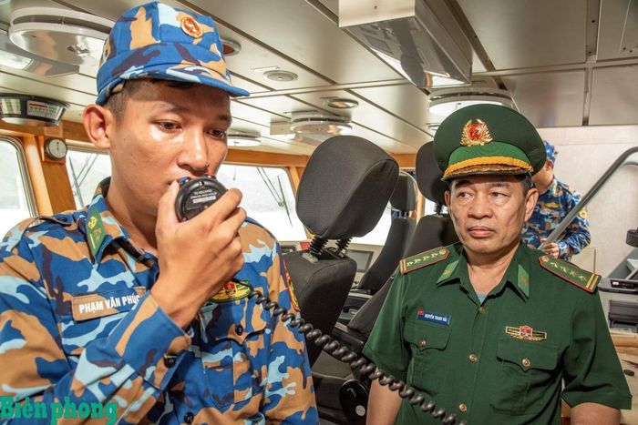 Đại tá Nguyễn Thanh Hải, Phó Chủ nhiệm Chính trị Bộ đội Biên phòng kiểm tra hệ thống tuyên truyền bằng loa phát thanh đối với tàu đánh cá của ngư dân, tàu nước ngoài. Ảnh: Lê Văn Chương
