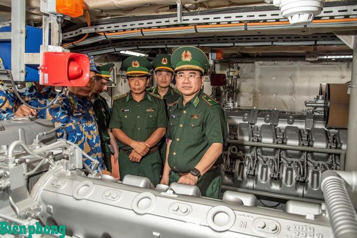 Thiếu tướng Võ Tiến Nghị và Đoàn công tác kiểm tra hệ thống hầm máy. Ảnh: Lê Văn Chương