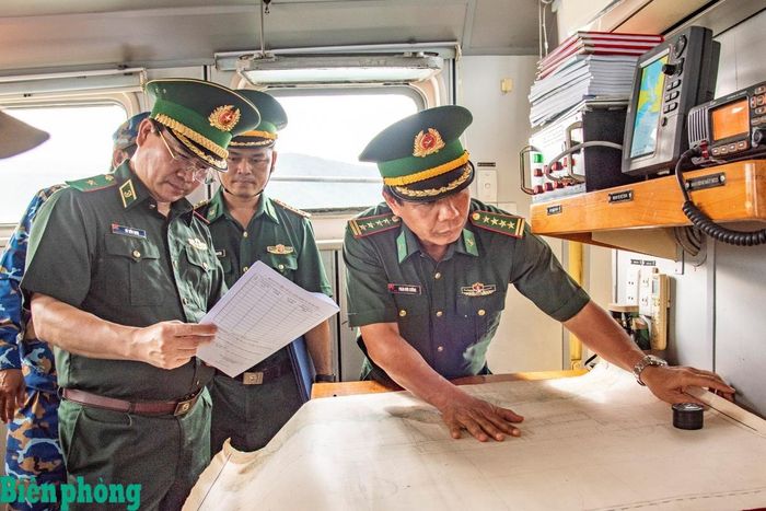 Thiếu tướng Võ Tiến Nghị và Đoàn công tác kiểm tra hệ thống sổ sách, ghi chép, chế độ bảo dưỡng định kỳ của tàu. Ảnh: Lê Văn Chương