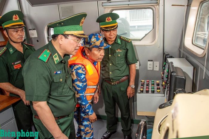 Thiếu tướng Võ Tiến Nghị và thành viên Đoàn kiểm tra nghe cán bộ Hải đoàn Biên phòng 48 báo cáo về việc duy trì chế độ bảo dưỡng, đảm bảo "dùng tốt, giữ bền" các hệ thống điều khiển trên tàu. Ảnh: Lê Văn Chương
