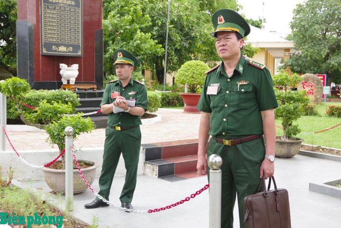 Đại tá Trần Văn Le, Phó Tham mưu trưởng Bộ đội Biên phòng đôn đốc công tác kiểm tra. Ảnh: Lê Khoa
