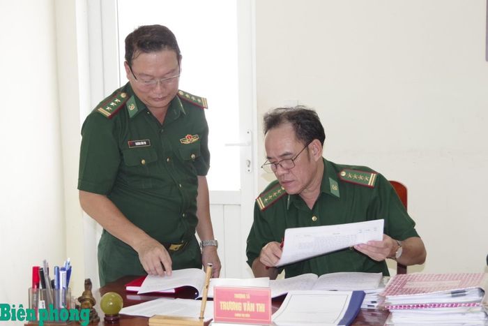 Đại tá Nguyễn Quốc Cường, Phó Chủ nhiệm Chính trị Bộ đội Biên phòng kiểm tra nội dung công tác Đảng, công tác chính trị. Ảnh: Lê Khoa