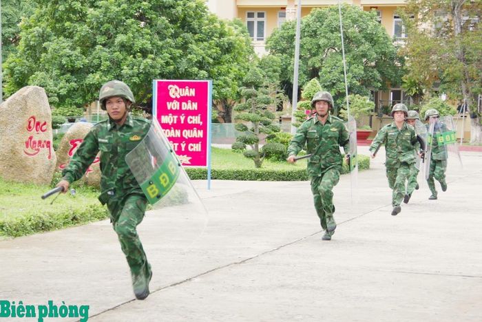Cán bộ, chiến sĩ Đồn Biên phòng cửa khẩu quốc tế Thường Phước thực hành cơ động xử lý tình huống giả định. Ảnh: Lê Khoa
