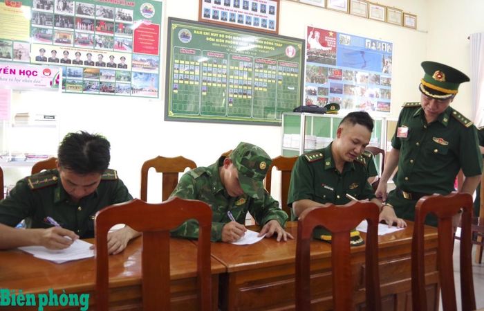 Kiểm tra nhận thức chính trị cán bộ, chiến sĩ Đồn Biên phòng cửa khẩu quốc tế Thường Phước. Ảnh: Lê Khoa