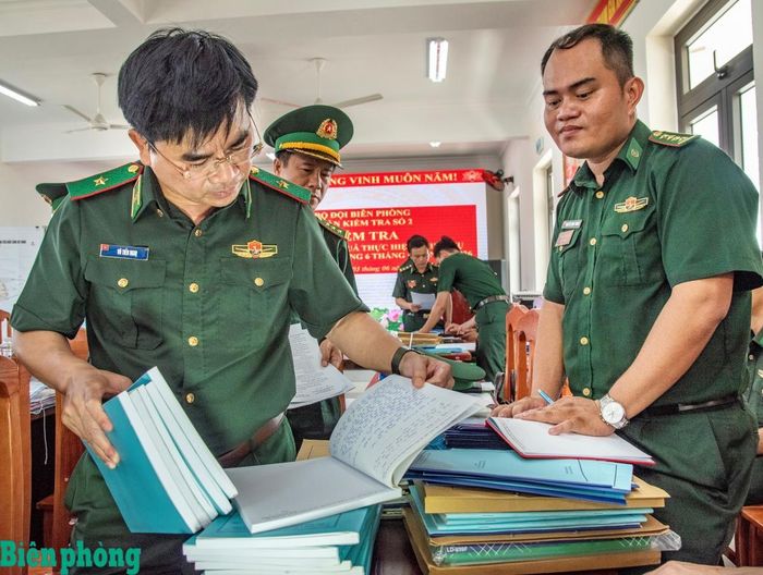Thiếu tướng Võ Tiến Nghị trực tiếp kiểm tra sổ ghi chép của đơn vị. Ảnh: Lê Văn Chương