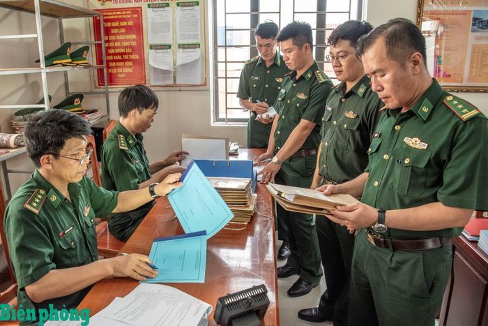 Đoàn công tác kiểm tra hồ sơ, báo cáo chuyên ngành trinh sát, phòng chống ma túy và tội phạm. Ảnh: Lê Văn Chương