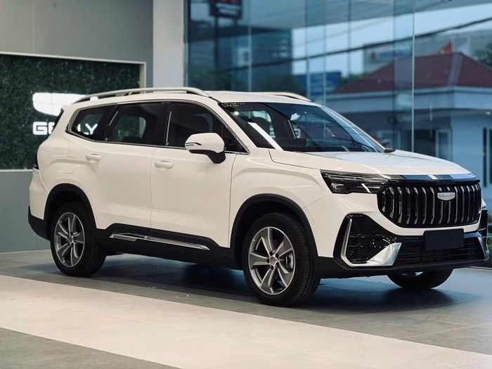 Mẫu xe 7 chỗ Geely Okavango tại đại lý.