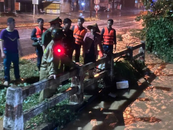 Lực lượng chức năng và người dân tham gia bảo vệ khu vực cống suối Dên (xã Phú Riềng)