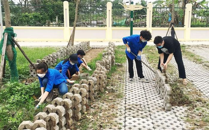 Nhiều đội tình nguyện ra quân dọn vệ sinh môi trường và hướng dẫn người dân trải nghiệm các phương thức giao thông xanh trong tháng 6.