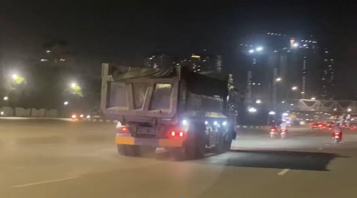 Từng đoàn xe tải nườm nượp rời dự án hồ điều hòa Phú Đô, kéo theo những vệt bụi đất mịt mù suốt dọc tuyến đường.