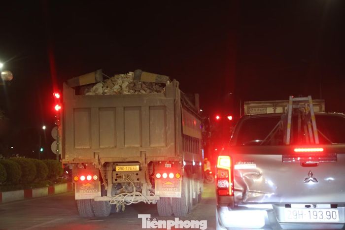 Xe chở trạc thải xây dựng từ dự án đường Vành đai 2,5 đoạn Ngụy Như Kon Tum- Nguyễn Trãi (phường Thanh Xuân)