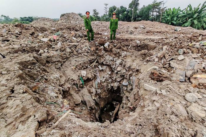 Đất nông nghiệp bị các đối tượng biến thành bãi thải lậu tại xã Bát Tràng.