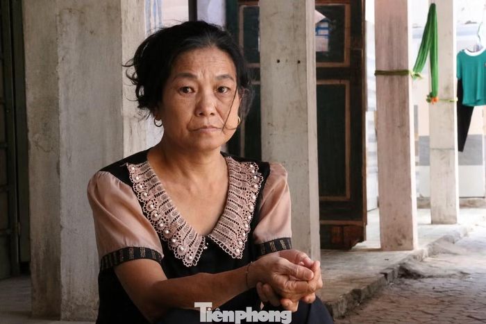 Không chỉ đối mặt với cái nóng, những bệnh nhân suy thận còn phải tuân thủ chế độ ăn uống nghiêm ngặt. Trong khi người bình thường có thể uống nhiều nước để giải nhiệt, họ lại phải hạn chế tối đa lượng nước đưa vào cơ thể. “Nóng bức nên khát lắm, nhưng cũng chỉ dám nhấp môi cho đỡ khô cổ. Uống nhiều nước sẽ ảnh hưởng đến quá trình lọc máu. Cơm nước cũng khó ăn, nhìn thấy cơm là ngán”, bà Nguyễn Thị Khuyên (56 tuổi, trú xã Mường Ham) nói.