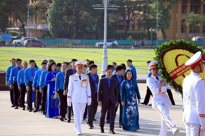 Đoàn đại biểu thành kính dâng vòng hoa viếng Bác. Vòng hoa của Đoàn mang dòng chữ “Đời đời nhớ ơn Chủ tịch Hồ Chí Minh vĩ đại".