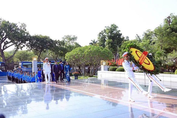 Cũng trong buổi sáng ngày 3/6, Đoàn Chủ tịch Tổng LĐLĐVN và đại biểu dự Đại hội đến đặt vòng hoa tại Đài tưởng niệm các Anh hùng liệt sĩ Bắc Sơn.
