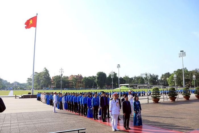 Trong giờ phút thiêng liêng, đoàn đại biểu đã bày tỏ lòng thành kính, tưởng nhớ công lao to lớn của Chủ tịch Hồ Chí Minh, vị lãnh tụ thiên tài, Anh hùng Giải phóng dân tộc, Người đã sáng lập, rèn luyện Đảng Cộng sản Việt Nam - đội tiên phong của giai cấp công nhân, của nhân dân lao động và của dân tộc Việt Nam.