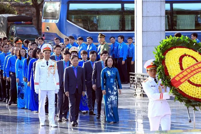 Đoàn đặt vòng hoa, viếng các anh hùng liệt sĩ tại Đài tưởng niệm trên đường Bắc Sơn. Vòng hoa của đoàn mang dòng chữ "Đời đời nhớ ơn các Anh hùng Liệt sĩ".