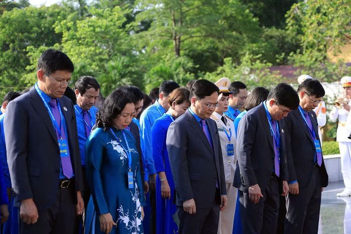 Trong không khí trang nghiêm, các đại biểu nghiêng mình tưởng nhớ những người con ưu tú của dân tộc đã anh dũng chiến đấu, hy sinh, hiến dâng đời mình cho sự nghiệp đấu tranh vì độc lập, tự do và thống nhất đất nước.