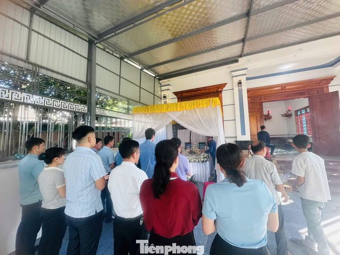 Người thân và hàng xóm đến động viên, chia sẻ với gia đình anh Tuyến khi có hai người con tử nạn trong vụ đuối nước.