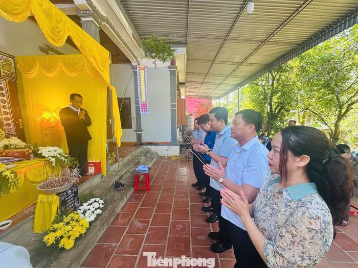 Đại diện Ủy ban MTTQ Việt Nam tỉnh Hà Tĩnh cùng đại diện các ban, ngành, đoàn thể đã đến viếng, động viên hai gia đình có người thân tử vong trong vụ lật thuyền trên sông Ngàn Phố