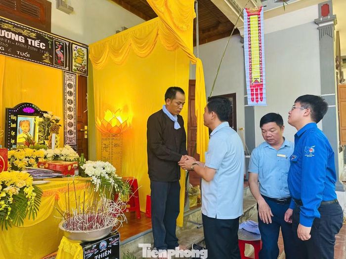 Các cơ quan đoàn thể đến động viên, thăm hỏi và chia sẻ nỗi đau với gia đình anh Nam.
