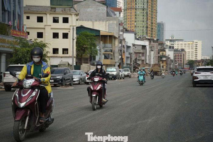 Người dân lưu thông trên đoạn tuyến vừa được thảm nhựa với mặt đường bằng phẳng, không gian giao thông thông thoáng hơn trước.