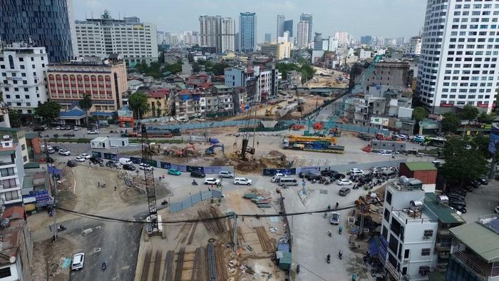 Trên công trường, nhà thầu huy động nhiều máy móc, thiết bị cùng hàng trăm công nhân thi công liên tục, đẩy nhanh tiến độ các hạng mục cầu vượt và hạ tầng kỹ thuật.