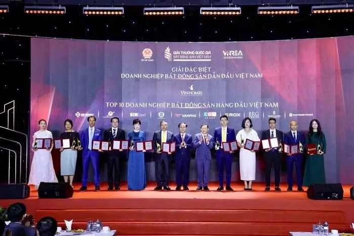 Đại diện 10 doanh nghiệp được vinh danh trong hạng mục “Top 10 Doanh nghiệp Bất động sản hàng đầu Việt Nam” chụp ảnh lưu niệm tại sự kiện