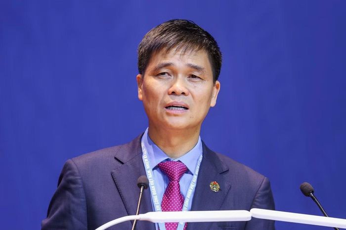 Ông Ngọ Duy Hiểu, Phó Chủ tịch Tổng Liên đoàn Lao động Việt Nam, trình bày tổng quát Báo cáo của Ban Chấp hành Tổng LĐLĐ Việt Nam khóa XIII trình Đại hội; định hướng nội dung thảo luận.