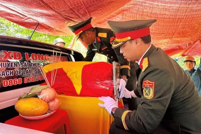 Hài cốt liệt sĩ Lương Truyền Thuyết được đưa về quê nhà.