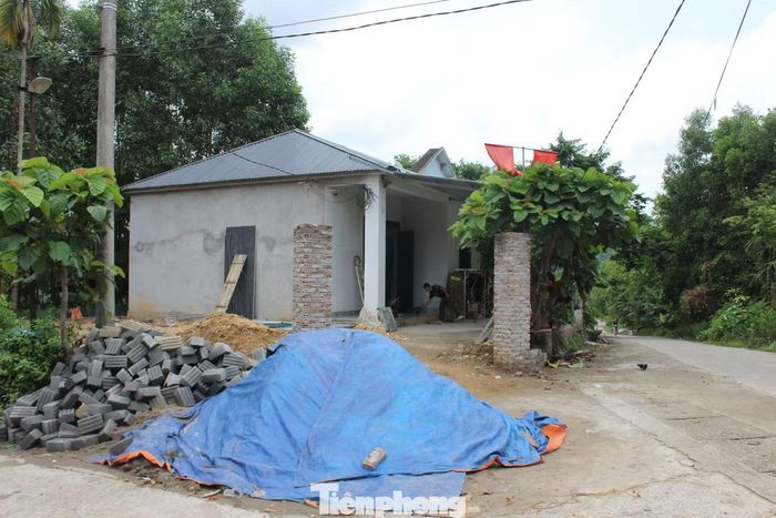 Căn nhà mới xây của anh Nguyễn Thành Trung khoảng 300 triệu đồng, trong đó xã hỗ trợ xóa nhà tạm 60 triệu đồng.