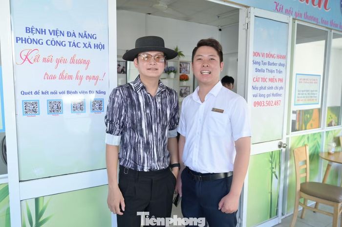  Anh Nghiêm Đức Trường (bên phải) là một trong những người đồng hành cùng “tiệm tóc nghĩa tình” từ khi thành lập 