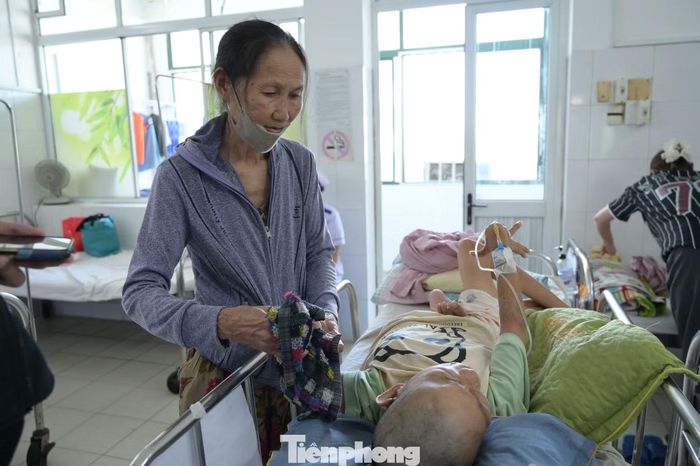Bà Cao Thị Tư bên con gái sau khi cắt tóc
