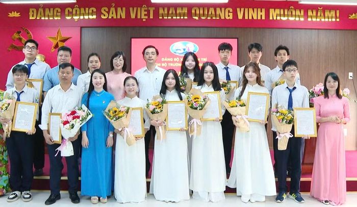 Lãnh đạo địa phương, nhà trường cùng với các đảng viên mới được kết nạp tại Chi bộ Trường THPT Ngọc Hồi. Ảnh: BTC