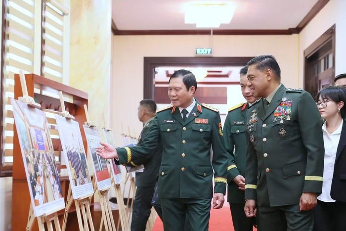Đại tướng Nguyễn Tân Cương và Đại tướng Romeo Brawner Junior xem các hình ảnh về quan hệ hợp tác Việt Nam - Philippines.