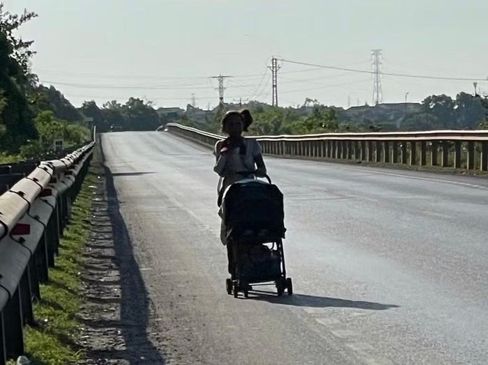 Trước đó, hình ảnh người phụ nữ cùng 2 con nhỏ bộ hành xuyên miền Trung dưới nắng nóng khiến dư luận quan tâm đặc biệt.