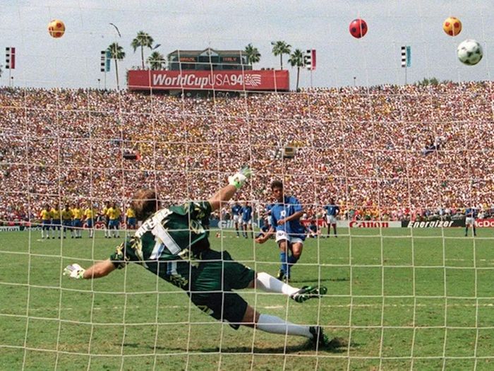  Cú sút vọt xà của Roberto Baggio. (Ảnh: Getty Images) 