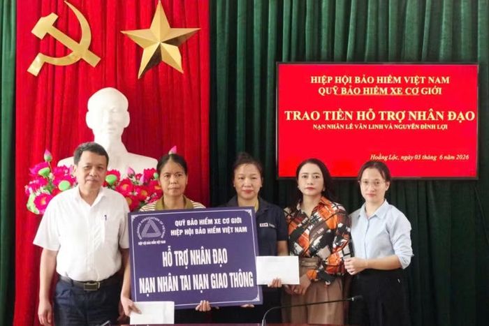 Đại diện gia đình nạn nhân nhận hỗ trợ từ Quỹ bảo hiểm xe cơ giới. Ảnh: PV.