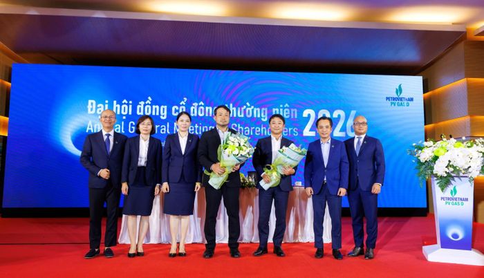 Đại diện cổ đông lớn PV GAS và lãnh đạo PV GAS D tri ân nhân sự miễn nhiệm và chúc mừng nhân sự mới được bầu vào HĐQT PV GAS D nhiệm kỳ mới
