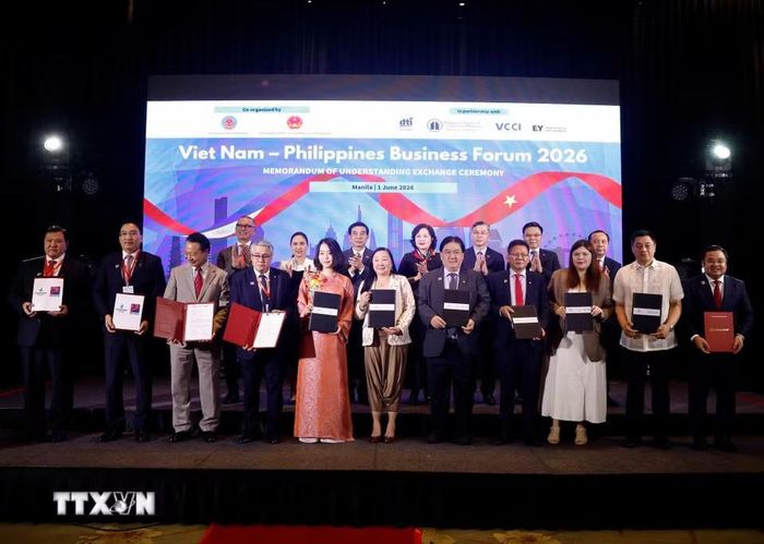 Lễ trao các văn kiện hợp tác giữa các doanh nghiệp Việt Nam và Philippines tại diễn đàn.