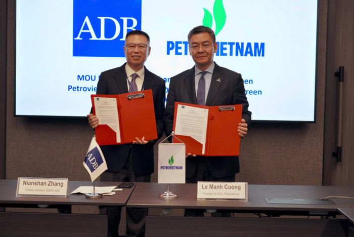 Tổng Giám đốc Petrovietnam Lê Mạnh Cường và lãnh đạo ADB trao đổi Biên bản ghi nhớ (MOU) gia hạn hợp tác.